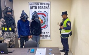 Dos detenidos por posesión de drogas y hurto de celular