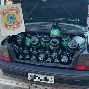 Foz de Yguazú: La Policía Federal incauta vehículo cargado con bidones de aceite de oliva adulterado