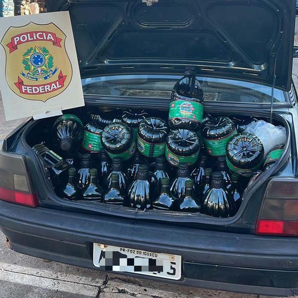 Foz de Yguazú: La Policía Federal incauta vehículo cargado con bidones de aceite de oliva adulterado