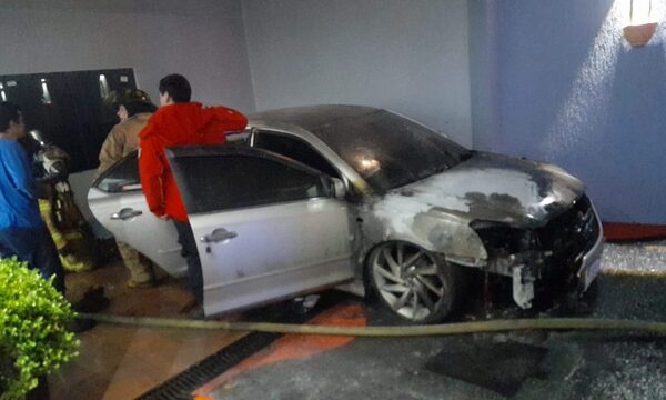 Desconocidos incendian vehículo en CDE