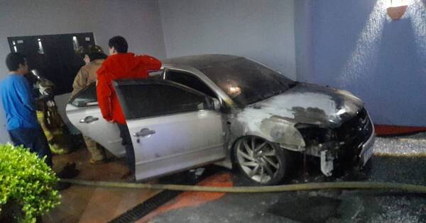 La Nación / Queman un auto estacionado en un garaje en Ciudad del Este