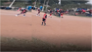 [VIDEO] La abuela de 70 años que causa sensación jugando al fútbol
