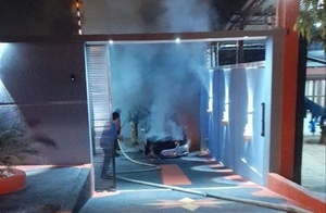 Diario HOY | Vehículo fue incendiado por desconocidos mientras estaba estacionado en el garage