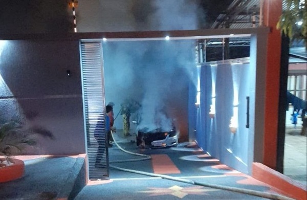 Diario HOY | Vehículo fue incendiado por desconocidos mientras estaba estacionado en el garage