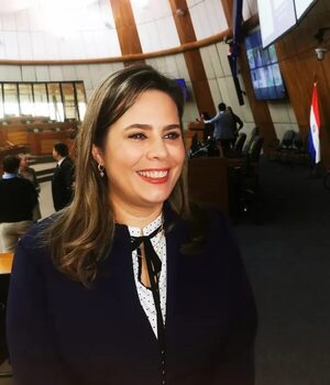 Kattya González apoya rechazo a aumentazo en Diputados y plantea ley marco para funcionarios de confianza - Política - ABC Color