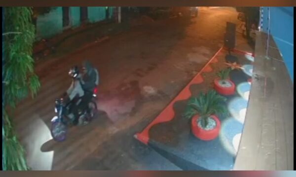 (VIDEO)Desconocidos quemaron un vehículo en Ciudad del Este