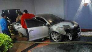 Dos tipos ingresaron a casa ajena y ¡quemaron un auto!