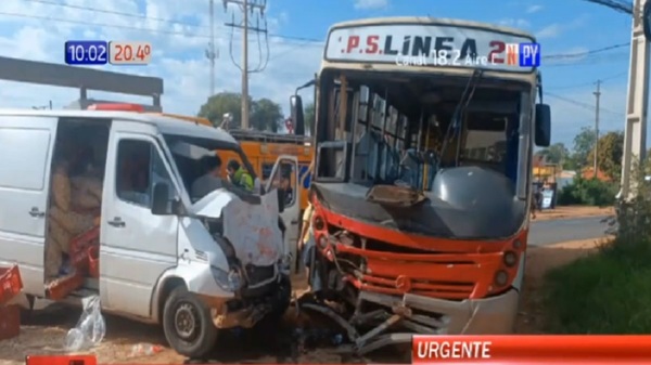 Violento choque entre colectivo y camioneta - Noticias Paraguay