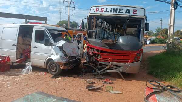 Luque: Choque entre un bus y una furgoneta deja una persona herida | 1000 Noticias