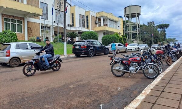 Hurtan motociclista de periodista frente a municipalidad de Franco