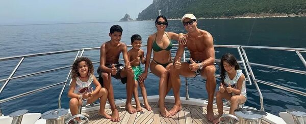 Cristiano Ronaldo vive sus vacaciones a pura familia - Gente - ABC Color