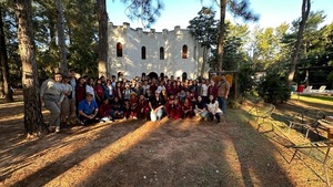 Estudiantes de Marketing de la UCA junto con la Posada Turística Castillo de Saguazú realizaron una jornada de formación para estudiantes de Yaguarón.