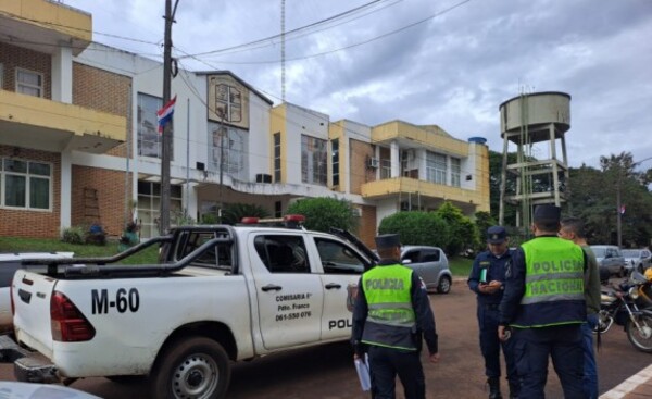 Hurtan moto de periodista de frente a la Municipalidad de Franco