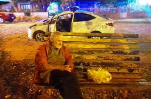 Trasladan a anciano de una plaza a refugio de la Municipalidad •