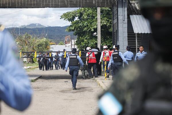 Pandilla asesinó a 46 mujeres en prisión hondureña con machetes, pistolas y líquido inflamable, dice funcionario - San Lorenzo Hoy