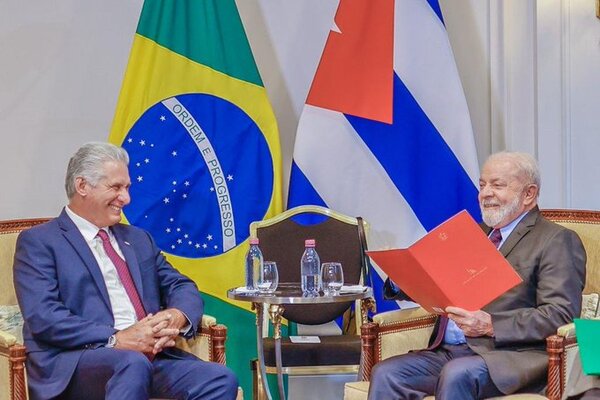 Lula se reúne con dictador cubano en Francia