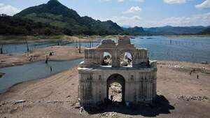 México: Emerge iglesia hundida en el agua