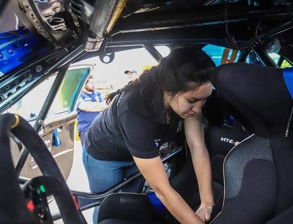 Diario HOY | Tali Lugo marca un hito como la primera mujer encargada técnica del rally