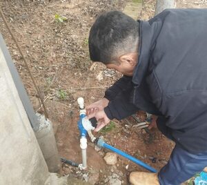 Diario HOY | Por falta de pago, cortan el servicio de agua a usuarios de Villarrica