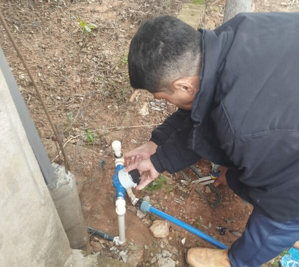 Diario HOY | Por falta de pago, cortan el servicio de agua a usuarios de Villarrica