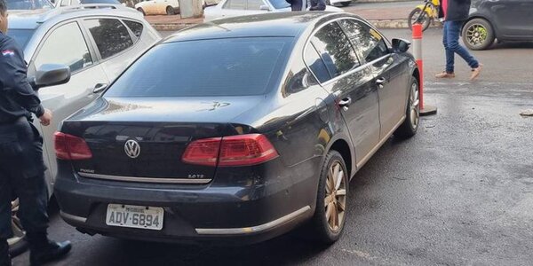 Policías de CDE detuvieron a dos brasileños que iban en un auto robado ayer en Foz