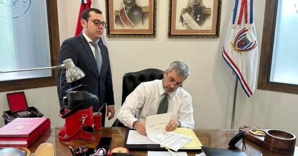 Presidente Abdo promulgó ley de desafectación de tierras en Marina Cué