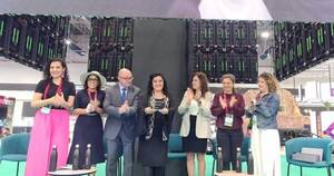 La Nación / Reconocen a ministra de Senatur como mujer líder en turismo de reuniones