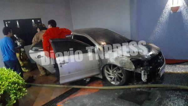 Desconocidos derraman combustible por automóvil en un garaje y lo prenden fuego – Diario TNPRESS