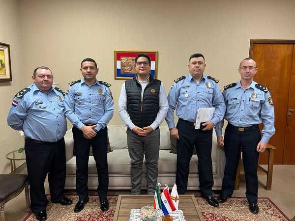 CURSANTES DEL PROGRAMA DE MAESTRÍA EN CIENCIAS POLICIALES DEL INSTITUTO SUPERIOR DE EDUCACIÓN POLICIAL DEL PARAGUAY VISITARON AL GOBERNADOR DE ITAPÚA