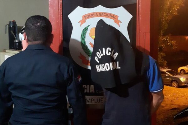 Conductor provoca accidente y golpea a policía