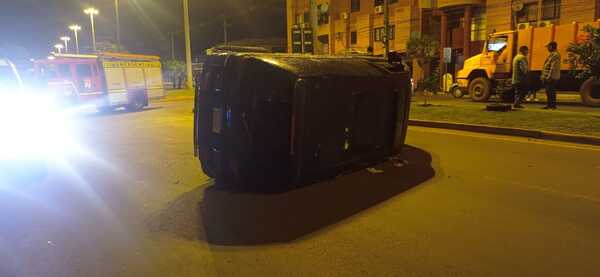 FURGONETA PERDIÓ EL CONTROL Y VOLCÓ EN ENCARNACIÓN
