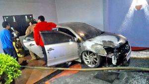 Desconocidos derraman combustible por automóvil en un garaje y le prenden fuego - La Clave