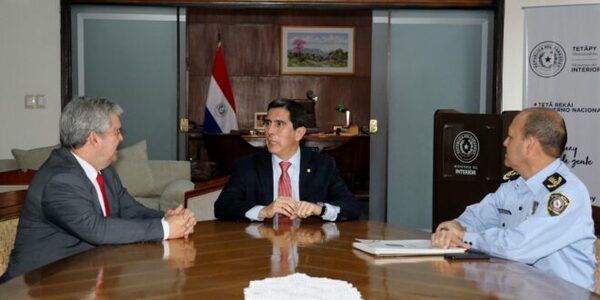 Riera y Gilberto Fleitas conversan sobre el sistema policial