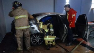 Desconocidos queman vehículo estacionado en un garaje en Ciudad del Este