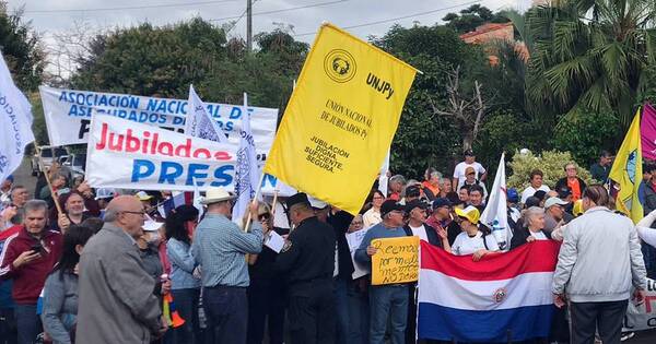 La Nación / Gremio de asegurados del IPS se reúne con Peña