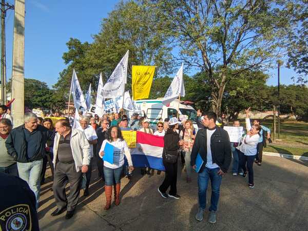 Peña recibe a asegurados y jubilados del IPS que llegaron hasta su casa - ADN Digital