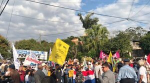 Asegurados del IPS se manifiestan y llevan pedidos a Peña