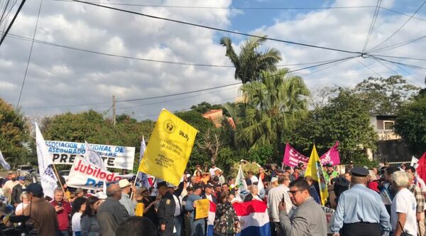 Asegurados del IPS se manifiestan y llevan pedidos a Peña