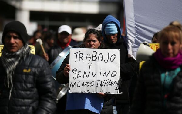 El desempleo sube en Argentina, con una econom铆a estancada y salarios socavados - Revista PLUS