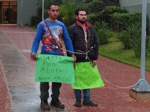 Adherentes de Mbururú se encadenan frente al Palacio de Justicia - ABC en el Este - ABC Color
