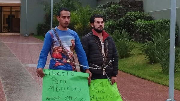 Adherentes de Mbururú se encadenan frente al Palacio de Justicia - Noticiero Paraguay
