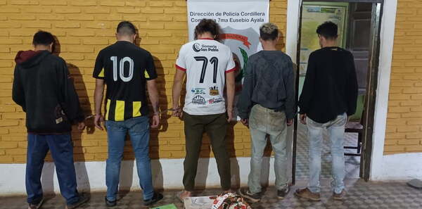 Detienen a cinco sujetos, quienes habrían robado varios objetos de la cantina de una escuela - Noticiero Paraguay