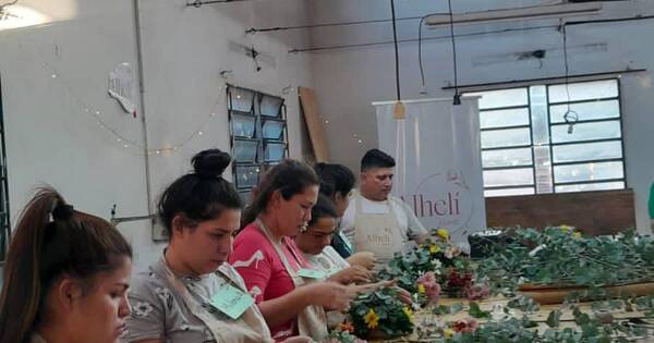 La Nación / Capacitan a mujeres del Buen Pastor para ser floristas decoradoras