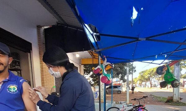 Realizan vacunaciones en zona comercial del Km 7 Ciudad Nueva