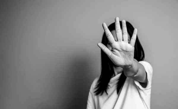 18 años de cárcel para hombre que intentó quemar viva a su pareja - trece