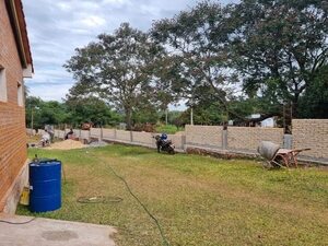 Tras asalto a una docente, avanza construcción de muralla en escuela de J. Augusto Saldívar - Nacionales - ABC Color