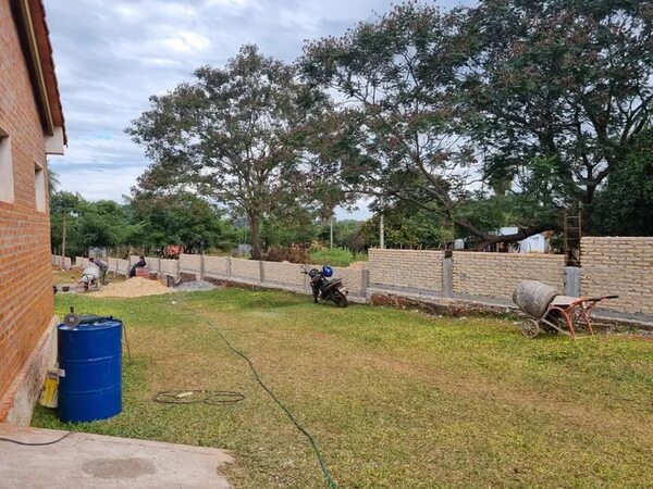 Tras asalto a una docente, avanza construcción de muralla en escuela de J. Augusto Saldívar - Nacionales - ABC Color