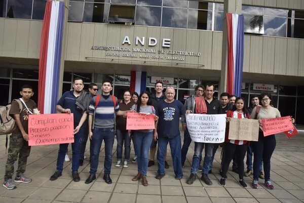 Personas con discapacidad reclaman su incorporación a la ANDE - Economía - ABC Color