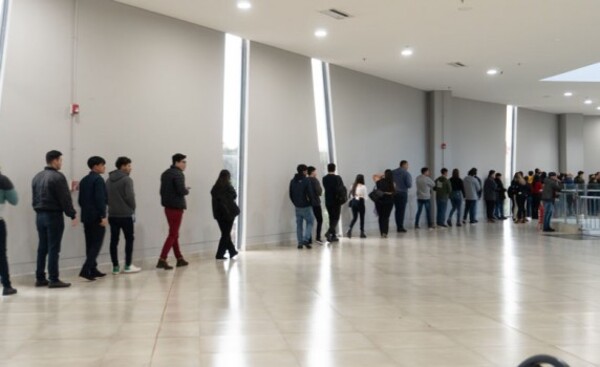 Más de 1.000 postulantes en feria de empleo en Ciudad del Este