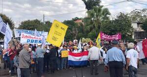 La Nación / Peña garantizó a los asegurados del IPS que saneará la institución